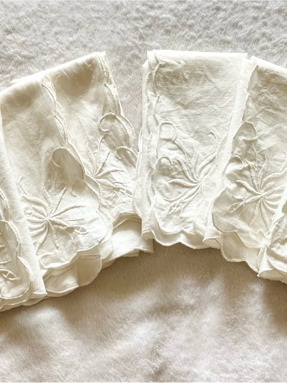 Vintage Cream Scalloped Linen Napkins with Floral Embroidery - Set